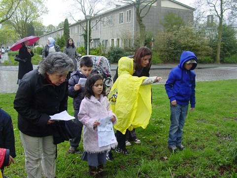 Kinderen willen niet stoppen, ondanks de regen 