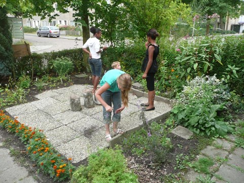 Quincy, Dareno, Shanti en Sweeti in de kruidentuin