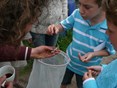 Dani en Mitchel waren de hele dag op ondekkingstocht in de tuin