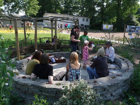 Opening kindertuin, gezellige drukte op het pleintje