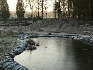 vijverrand en houtsnipperberg